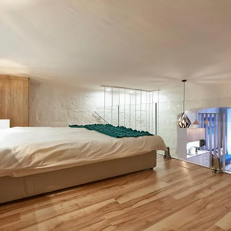 Snuggle Up On The Mezzanine At Stylish, Sunny Loft 아파트 부다페스트
