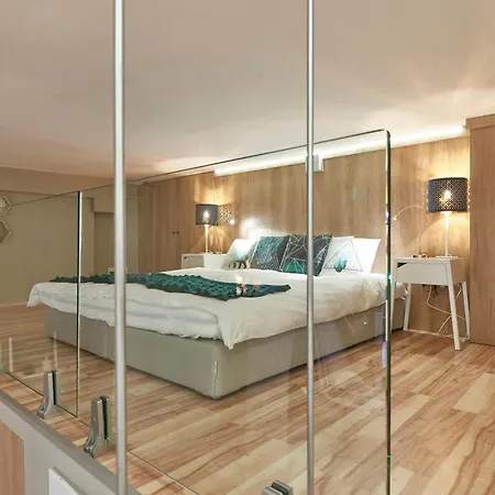 Snuggle Up On The Mezzanine At Stylish, Sunny Loft 부다페스트