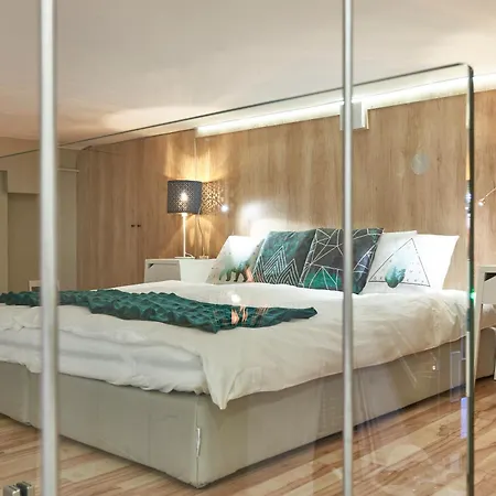 Snuggle Up On The Mezzanine At Stylish, Sunny Loft 부다페스트