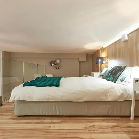 Snuggle Up On The Mezzanine At Stylish, Sunny Loft 부다페스트