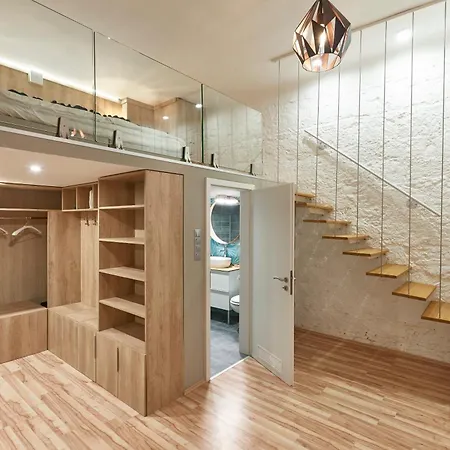 Snuggle Up On The Mezzanine At Stylish, Sunny Loft 부다페스트