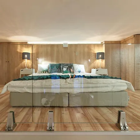Snuggle Up On The Mezzanine At Stylish, Sunny Loft 부다페스트