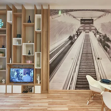 Snuggle Up On The Mezzanine At Stylish, Sunny Loft Apartment